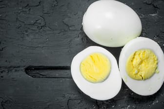 Gekochte Eier: Bei einigen Eiern bildet sich ein grüner oder bläulicher Rand um das Eigelb.