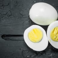Gekochte Eier: Bei einigen Eiern bildet sich ein grüner oder bläulicher Rand um das Eigelb.
