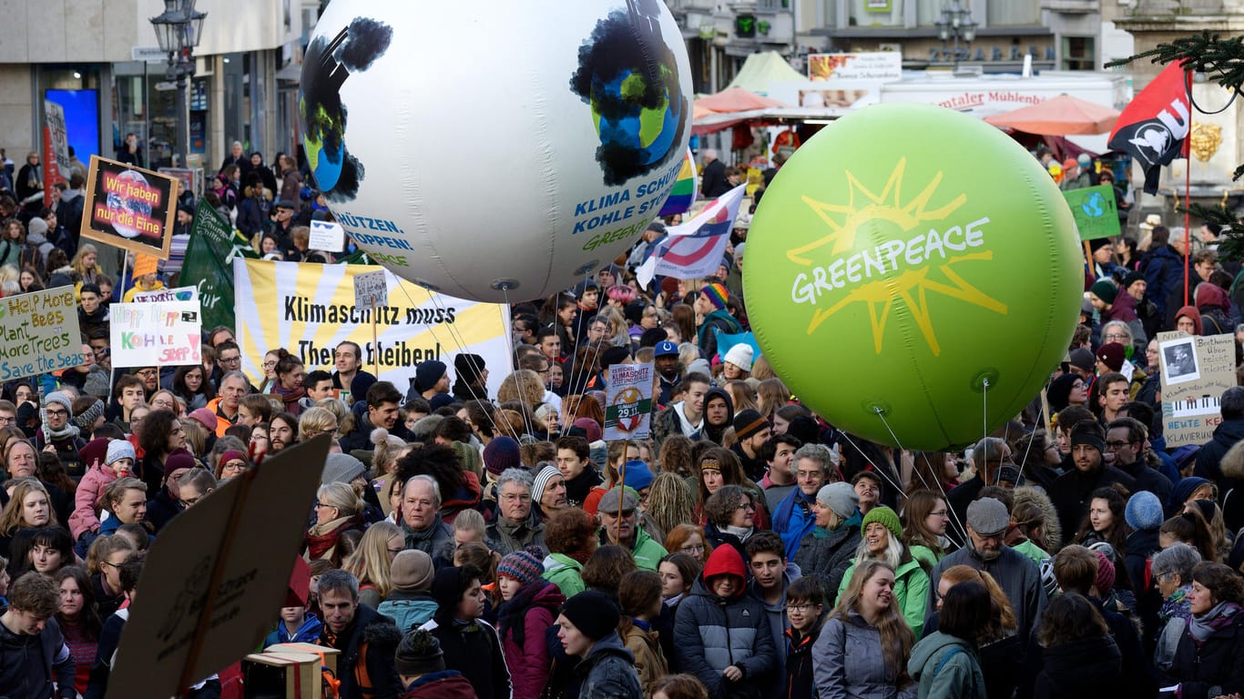 Demonstrationen: Sollen laut Greenpeace auch in der Corona-Krise stattfinden.