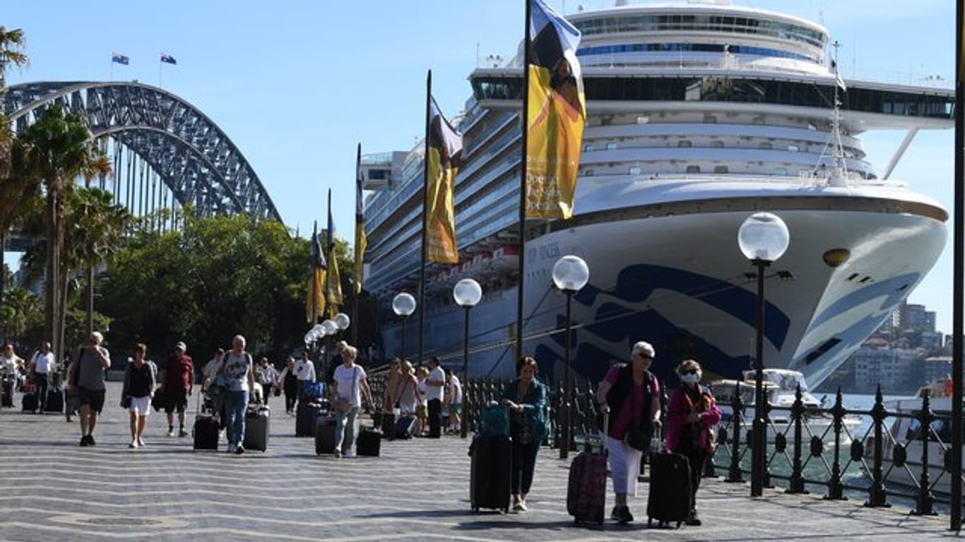 Passagiere verlassen Mitte März in Sydney die "Ruby Princess".