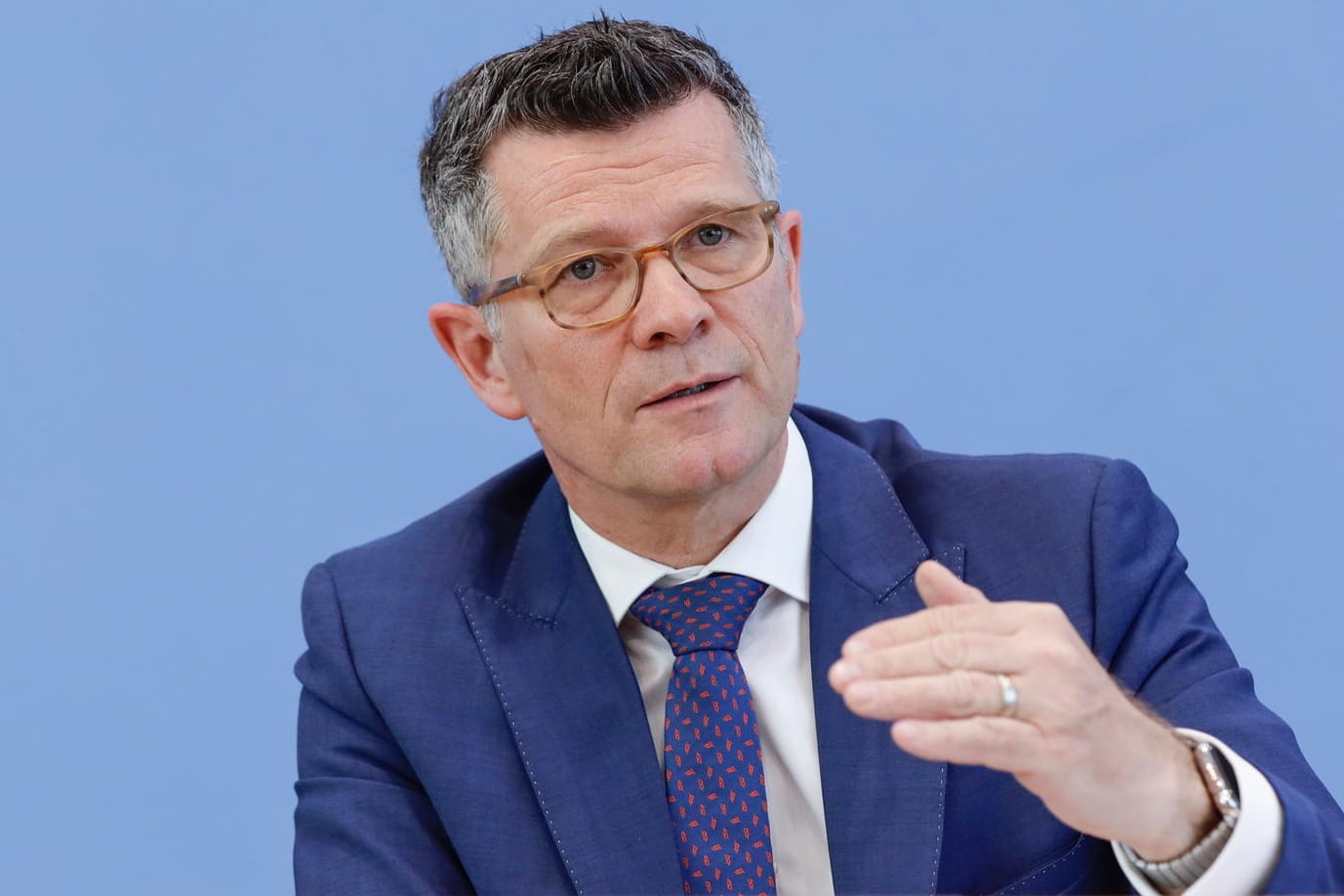 Prof. Peter Dabrock: Der Ethikrat-Chef plädiert für eine breite Debatte über Einschränkungen und mögliche Lockerungen in der Corona-Krise.