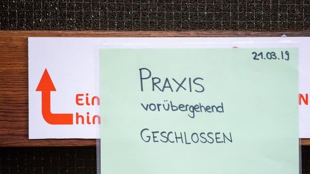 "Vorübergehend geschlossen" steht auf einem Zettel vor der Praxis des Logopäden. "Vorübergehend geschlossen" steht auf einem Zettel vor der Praxis des Logopäden.