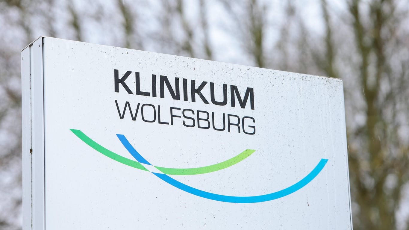 Ein Schild des Klinikums Wolfsburg: Die SPD-Ratsfraktion der Stadt fordert, auch Mitarbeitern dieser Einrichtung mit einer Corona-Prämie Dankbarkeit zu zeigen.