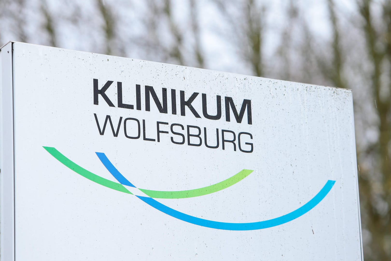 Ein Schild des Klinikums Wolfsburg: Die SPD-Ratsfraktion der Stadt fordert, auch Mitarbeitern dieser Einrichtung mit einer Corona-Prämie Dankbarkeit zu zeigen.