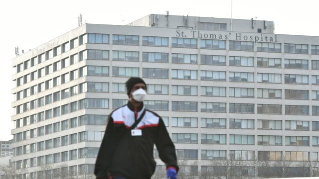 Ein Mann mit Mundschutz vor dem St. Ein Mann mit Mundschutz vor dem St.