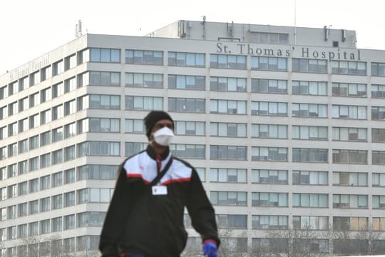 Ein Mann mit Mundschutz vor dem St.