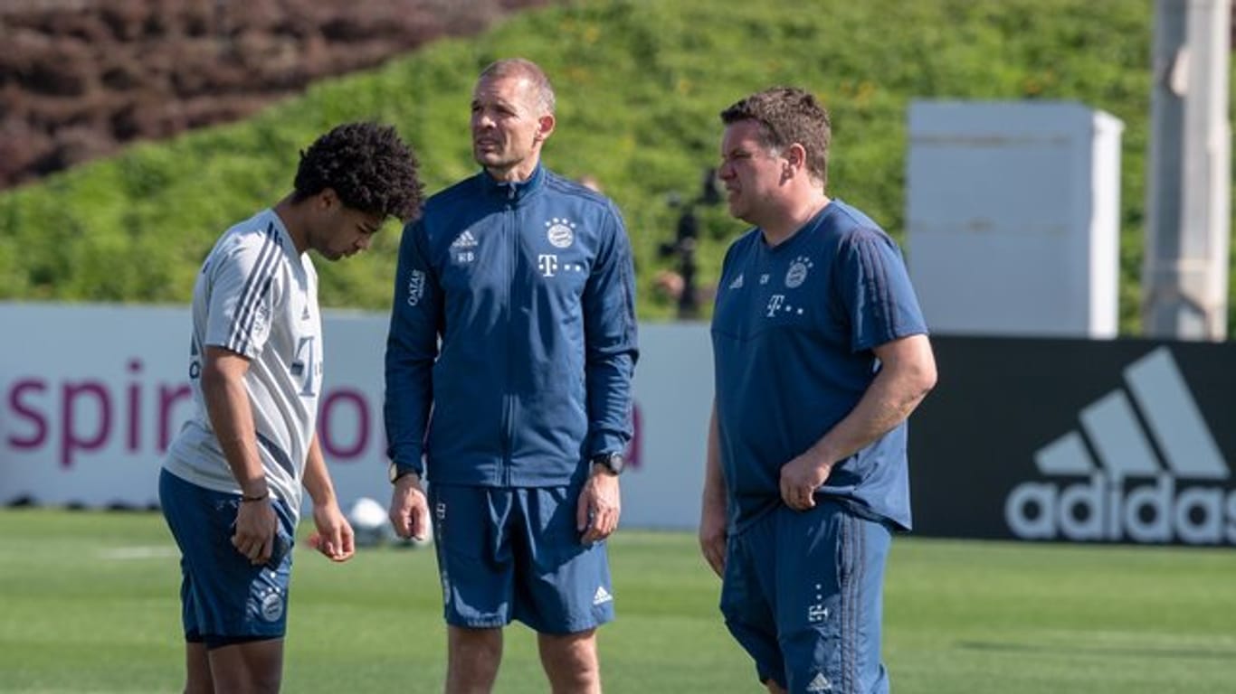 Finess-Fachmann beim FC Bayern München: Holger Broich (M), mit Serge Gnabry (l) und Physiotherapeut Christian Huhn.