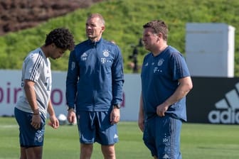 Finess-Fachmann beim FC Bayern München: Holger Broich (M), mit Serge Gnabry (l) und Physiotherapeut Christian Huhn.