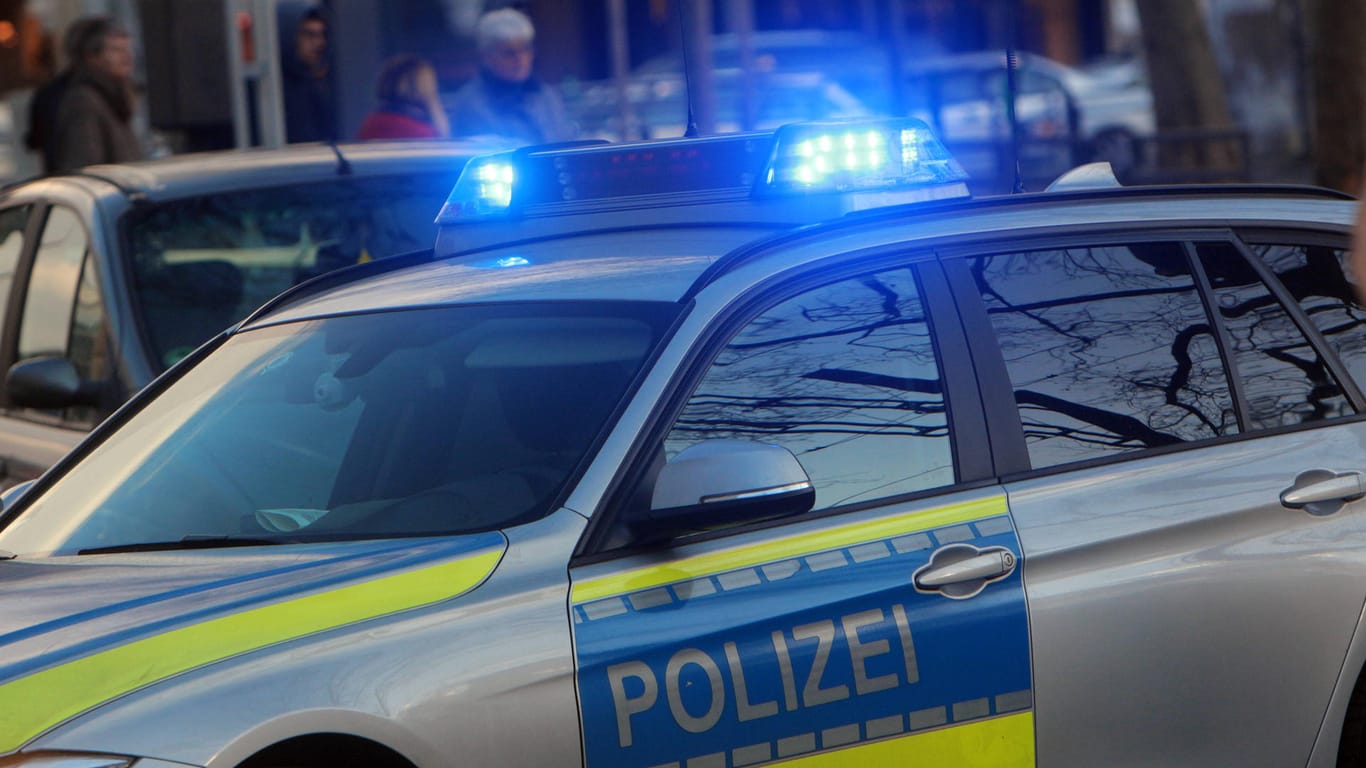 Ein Einsatzwagen der Kölner Polizei (Symbolbild): Die Ermittler fahnden nach einer flüchtigen Radfahrerin.