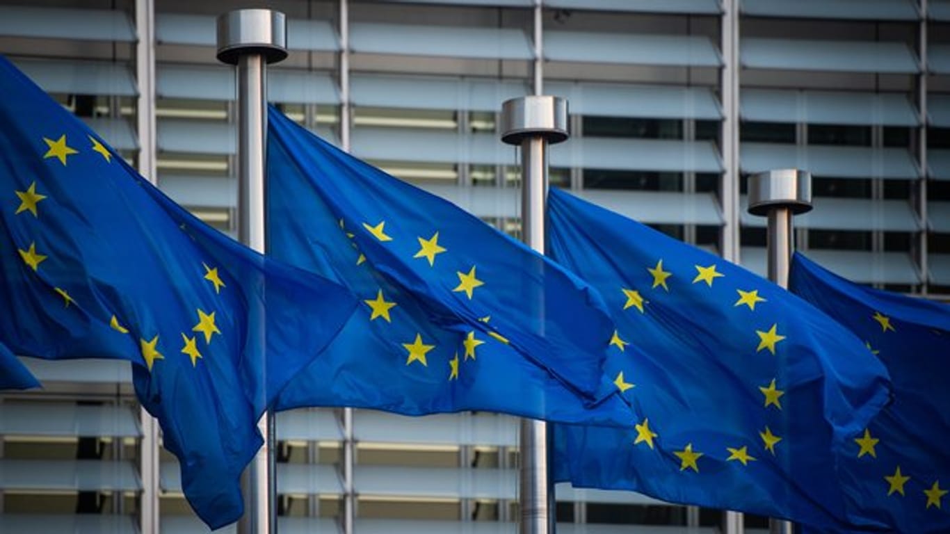 Flaggen der Europäischen Union vor dem Berlaymont-Gebäude der Europäischen Kommission in Brüssel.