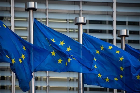Flaggen der Europäischen Union vor dem Berlaymont-Gebäude der Europäischen Kommission in Brüssel.