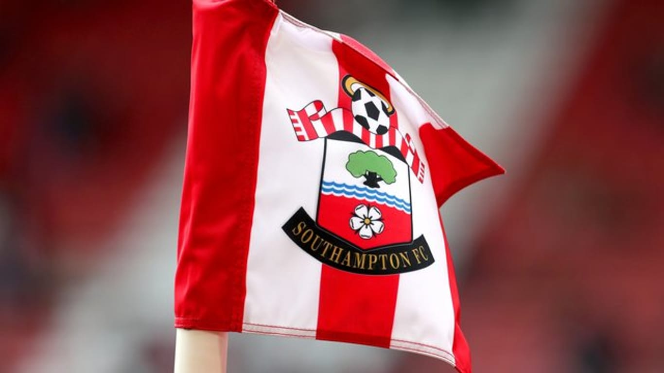 Der FC Southampton hat mit seinen Spielern eine Einigung über einen vorläufigen Gehaltsverzicht erzielt. Der FC Southampton hat mit seinen Spielern eine Einigung über einen vorläufigen Gehaltsverzicht erzielt.