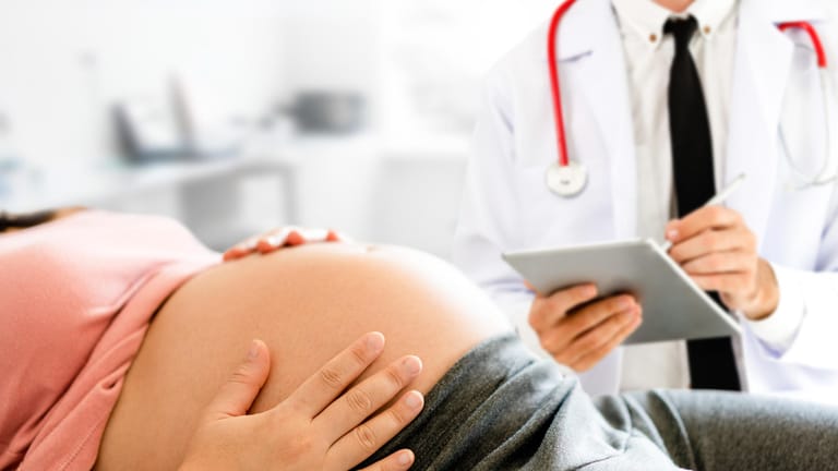 Schwangerschaft während der Corona-Krise: Chinesische Wissenschaftler um Zhi-Jiang Zhang von der Universität Wuhan teilen im "European Respiratory Journal" ihre Ergebnisse mit.