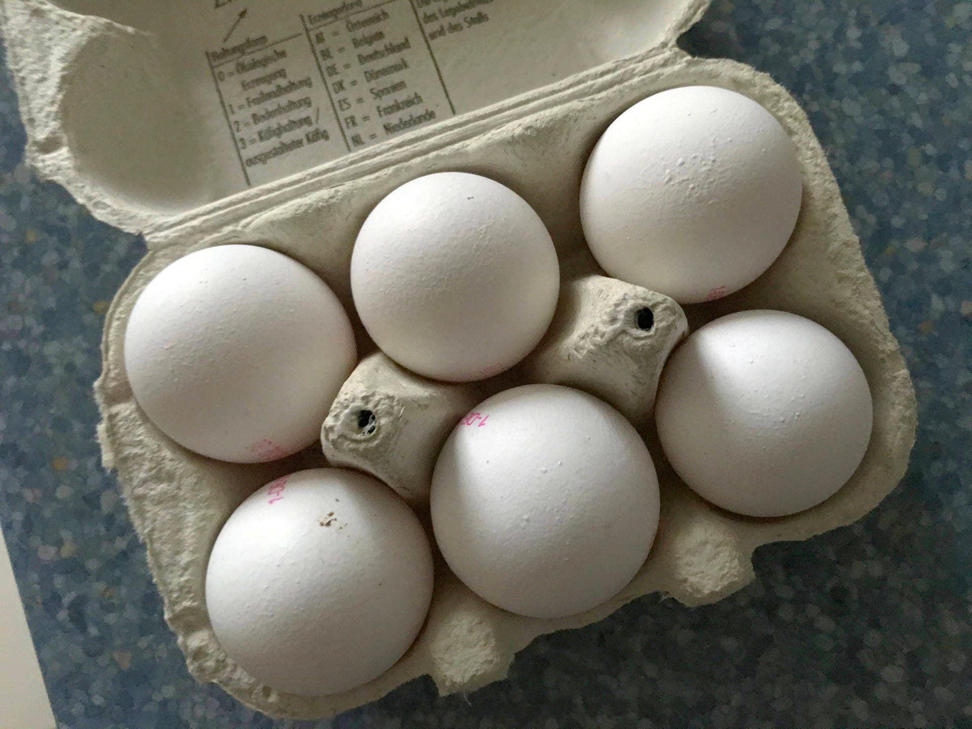 Eier in einem Karton: So schnell stellen Sie fest, ob sie noch gut sind, oder nicht.