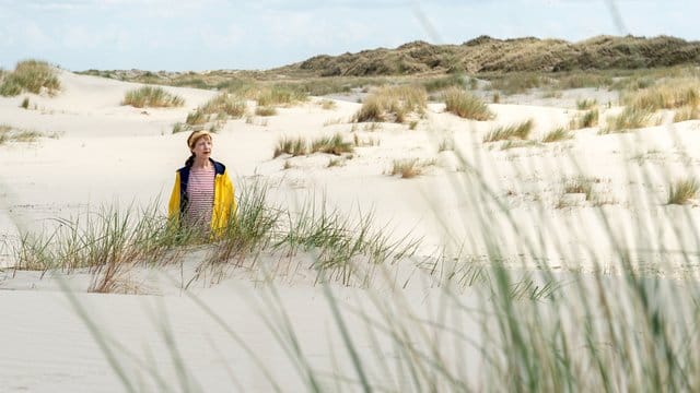Ausgerechnet im Urlaub findet Helene (Katharina Blaschke) eine Leiche in den Dünen. Ausgerechnet im Urlaub findet Helene (Katharina Blaschke) eine Leiche in den Dünen.