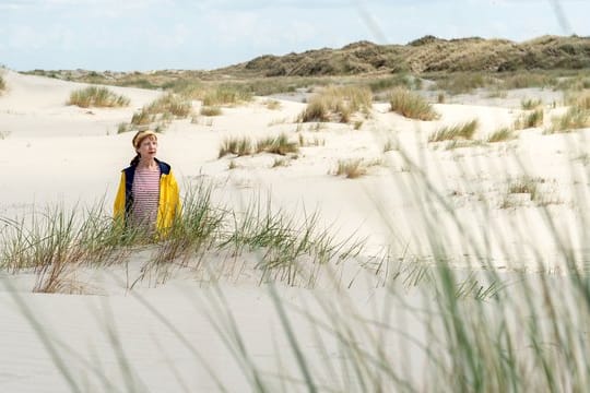 Ausgerechnet im Urlaub findet Helene (Katharina Blaschke) eine Leiche in den Dünen.