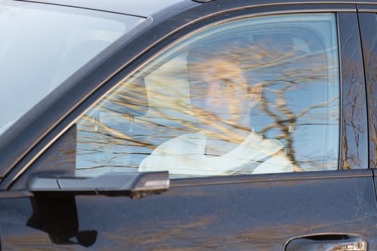 Thomas Müller auf dem Weg zum Trainingsgelände an der Säbener Straße.