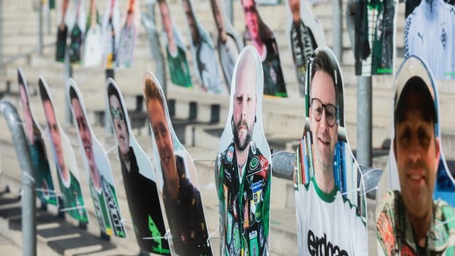 Mit den Pappfiguren haben Fans die Möglichkeit ihr Konterfei im Stadion zu platzieren und zu einer besseren Stimmung bei möglichen Geisterspielen beizutragen. Mit den Pappfiguren haben Fans die Möglichkeit ihr Konterfei im Stadion zu platzieren und zu einer besseren Stimmung bei möglichen Geisterspielen beizutragen.