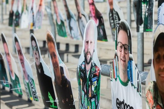 Mit den Pappfiguren haben Fans die Möglichkeit ihr Konterfei im Stadion zu platzieren und zu einer besseren Stimmung bei möglichen Geisterspielen beizutragen.