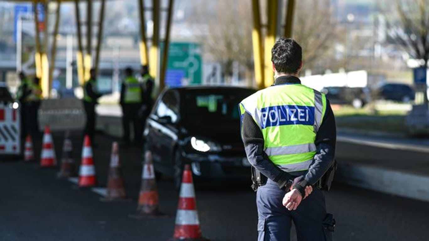 Deutsche Polizisten kontrollieren Einreisende an einem Grenzübergang.