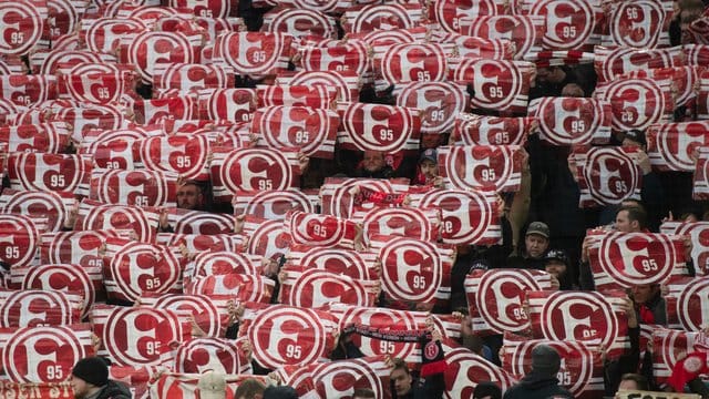 Vielen Fans von Fortuna Düsseldorf sind gegen Corona-Massen-Tests, nur um Bundesliga-Fußball zu gewährleisten. Vielen Fans von Fortuna Düsseldorf sind gegen Corona-Massen-Tests, nur um Bundesliga-Fußball zu gewährleisten.