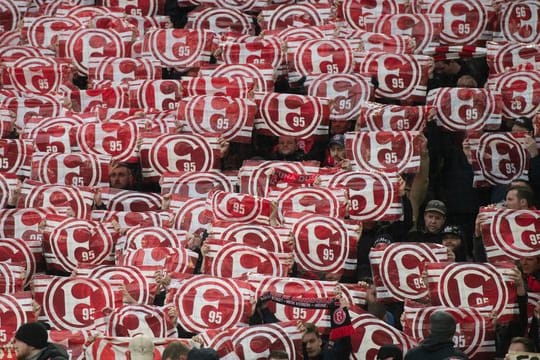 Vielen Fans von Fortuna Düsseldorf sind gegen Corona-Massen-Tests, nur um Bundesliga-Fußball zu gewährleisten.