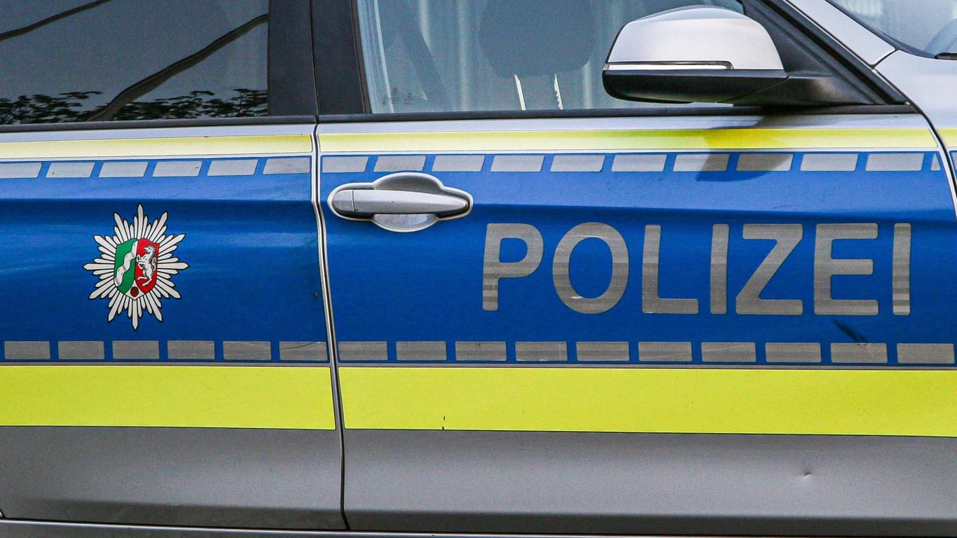 Ein Polizeiwagen (Symbolbild): In Erfurt hat ein Mann ein parkendes Auto gerammt und so einen hohen Sachschaden verursacht.