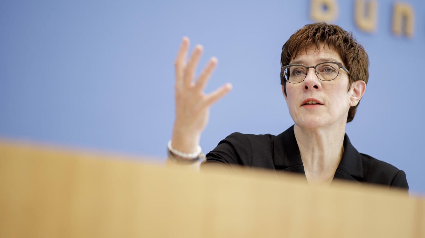 CDU-Parteivorsitzende Annegret Kramp-Karrenbauer: "Das ist für viele Menschen eine Belastung."