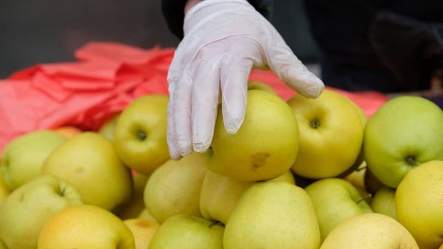 Händewaschen ist laut Experten viel sinnvoller als das Tragen von Einmalhandschuhen.