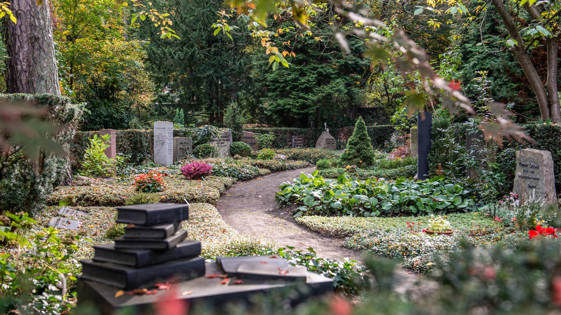 Ein Friedhof in Berlin (Symbolbild): In Berlin-Britz sind zwei Gräber von im Dienst gestorbenen Polizisten geschändet worden.