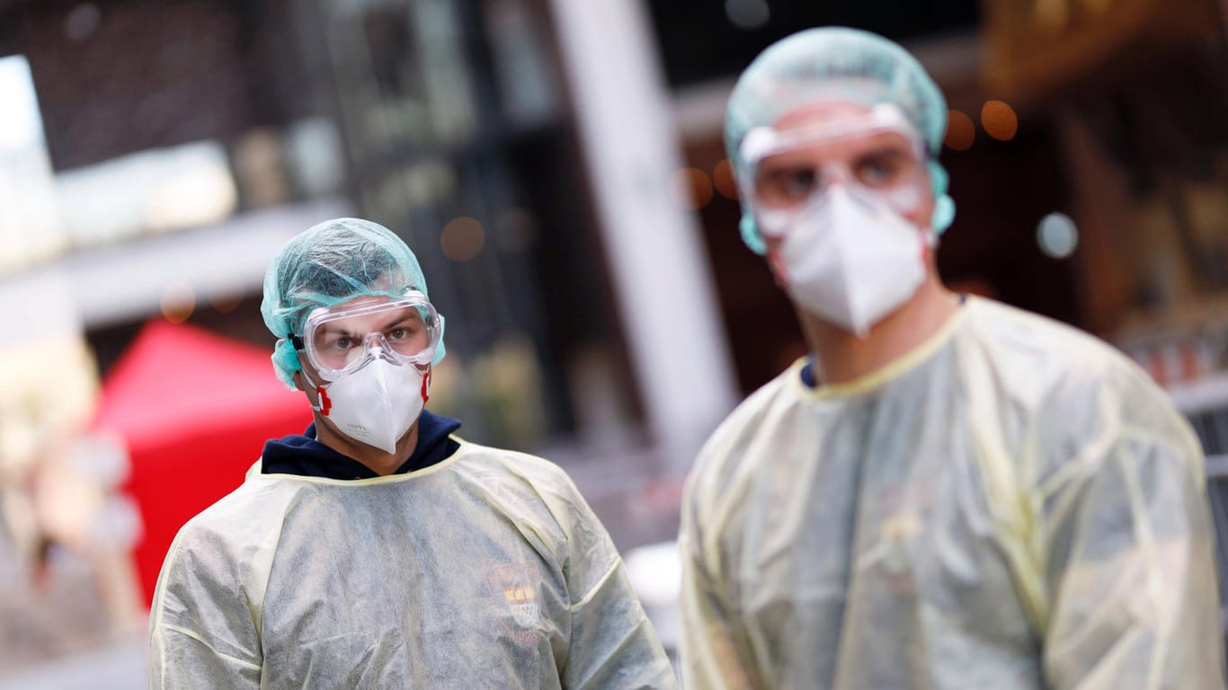 Zwei Mitarbeiter der Feuerwehr im Kölner Infektionsschutzzentrum: In der Corona-Pandemie ist Schutzmaterial besonders im Gesundheitssektor nachgefragt.