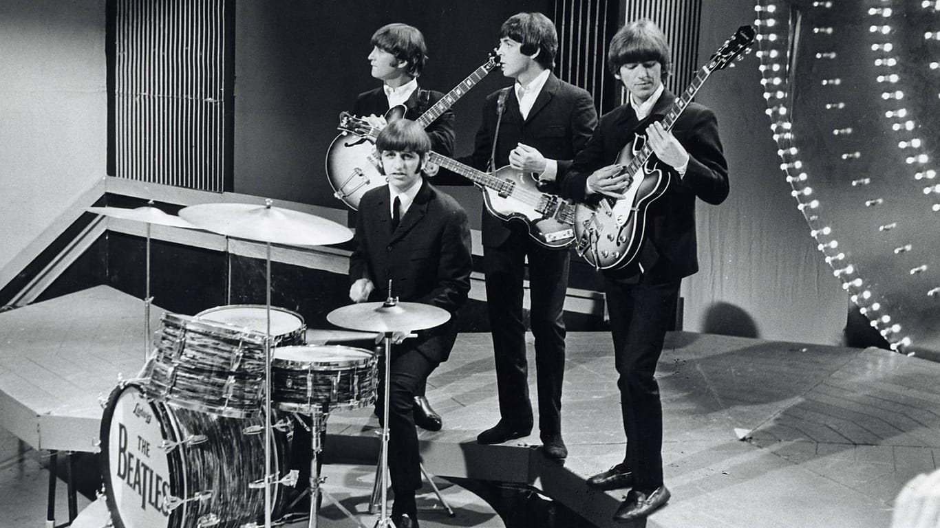 The Beatles: Hier spielen sie 1966 in einer TV-Aufzeichnung. Damals war die Pilzköpfe-Welt noch in Ordnung.