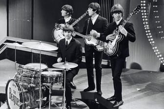 The Beatles: Hier spielen sie 1966 in einer TV-Aufzeichnung. Damals war die Pilzköpfe-Welt noch in Ordnung.