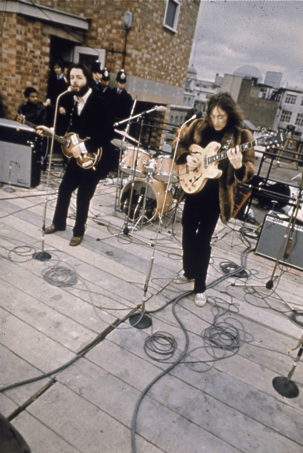 Paul McCartney und John Lennon beim letzten Auftritt der Beatles, den sie unangekündigt auf dem Dach ihrer Plattenfirma hielten.