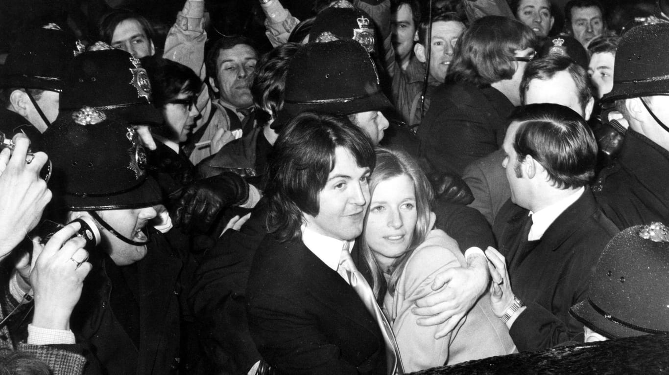Keine private Trauung: Paul McCartney mit seiner Braut Linda im Meer der Journalisten.