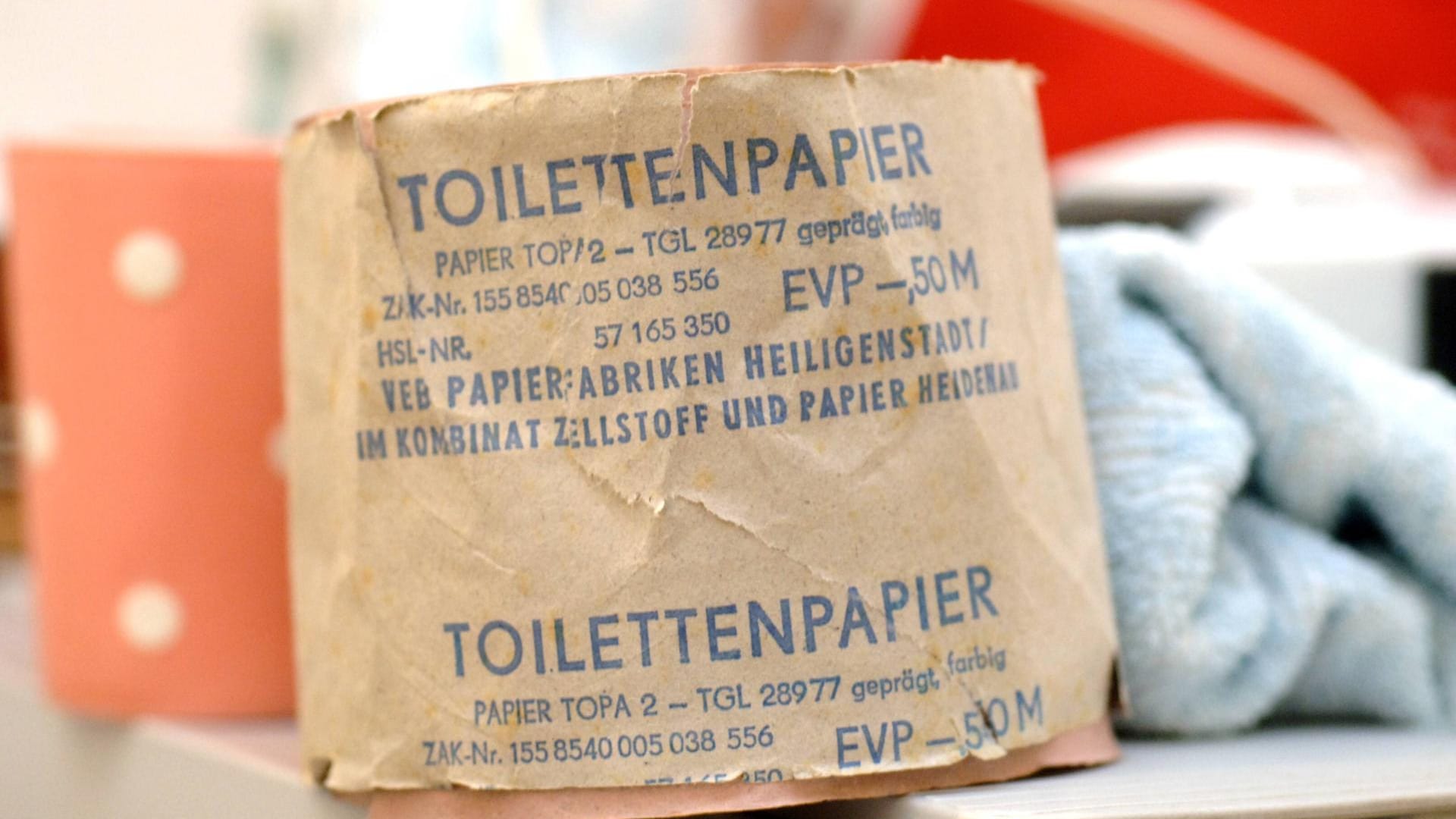 DDR-Toilettenpapier: Heute ist es eines der vielen originalen Ausstellungsstücke in der Museumswohnung WBS 70 in der Hellersdorfer Straße 179 in Berlin.