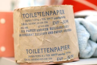 DDR-Toilettenpapier: Heute ist es eines der vielen originalen Ausstellungsstücke in der Museumswohnung WBS 70 in der Hellersdorfer Straße 179 in Berlin.