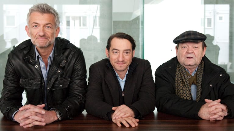 Schauspieler Ernst-Georg Schwill gestorben: Hier posiert er am rechten Bildrand neben seinen Kollegen Dominic Raacke und Boris Aljinovic beim rbb-Tatort "Die Unmöglichkeit sich den Tod vorzustellen".