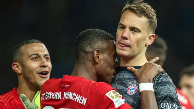 Sollen beim FC Bayern verlängern: David Alaba (l) und Kapitän Manuel Neuer. Sollen beim FC Bayern verlängern: David Alaba (l) und Kapitän Manuel Neuer.