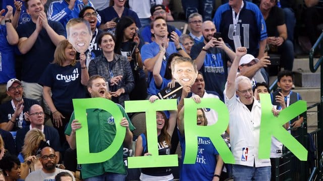 Fans der Dallas Mavericks feiern Dirk Nowitzki bei seinem letzten Heimspiel 2019. Fans der Dallas Mavericks feiern Dirk Nowitzki bei seinem letzten Heimspiel 2019.