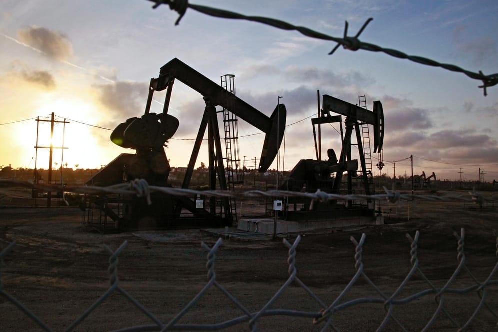 Ölförderpumpen in den USA: Das Ölkartell Opec und seine Kooperationspartner haben sich auf eine drastische Maßnahme geeinigt.