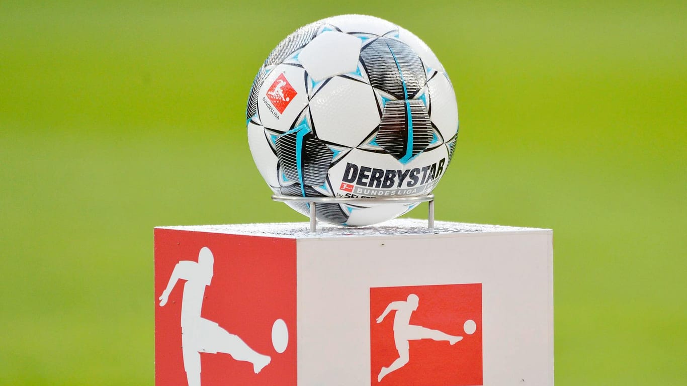 Ein Fußball der Bundesliga: Der Ball soll ab Mai wieder im deutschen Profifußball rollen. (Symbolbild)
