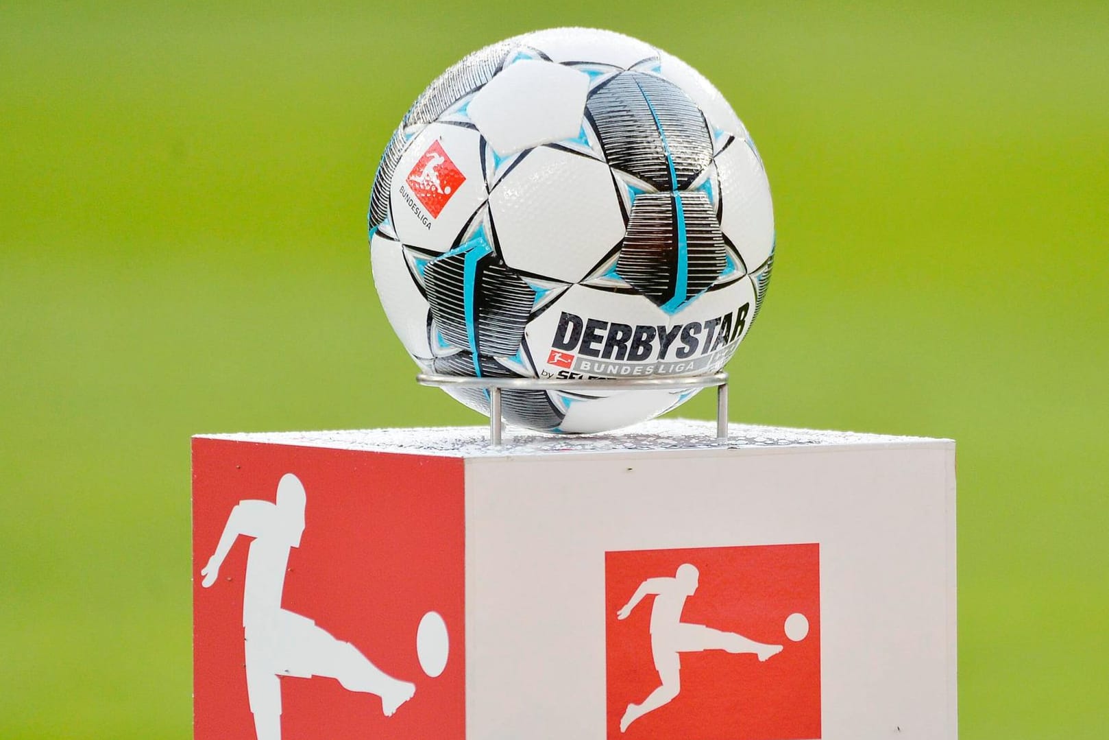 Ein Fußball der Bundesliga: Der Ball soll ab Mai wieder im deutschen Profifußball rollen. (Symbolbild)