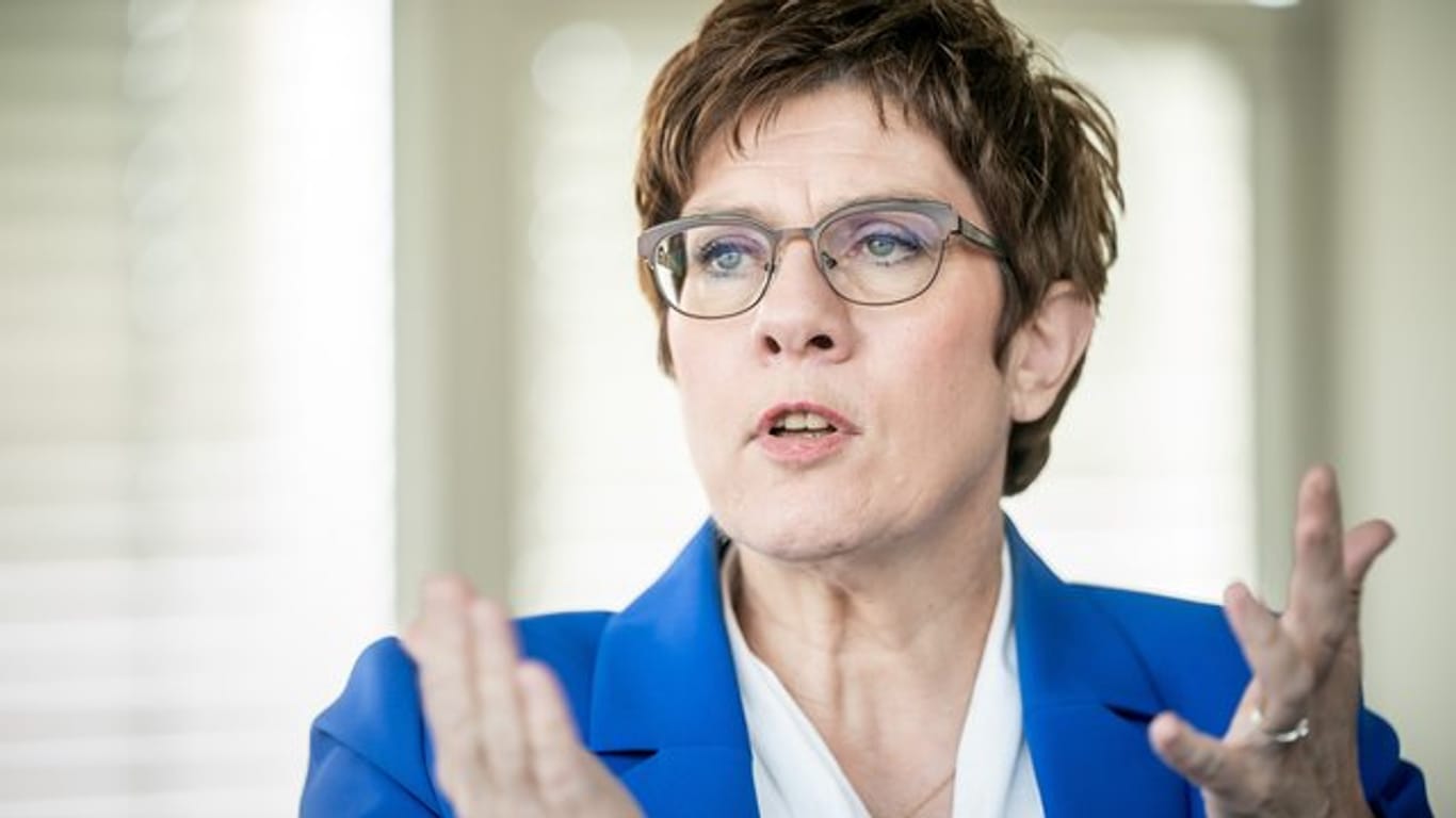 Annegret Kramp-Karrenbauer, CDU-Bundesvorsitzende und Verteidigungsministerin, während eines Interviews.