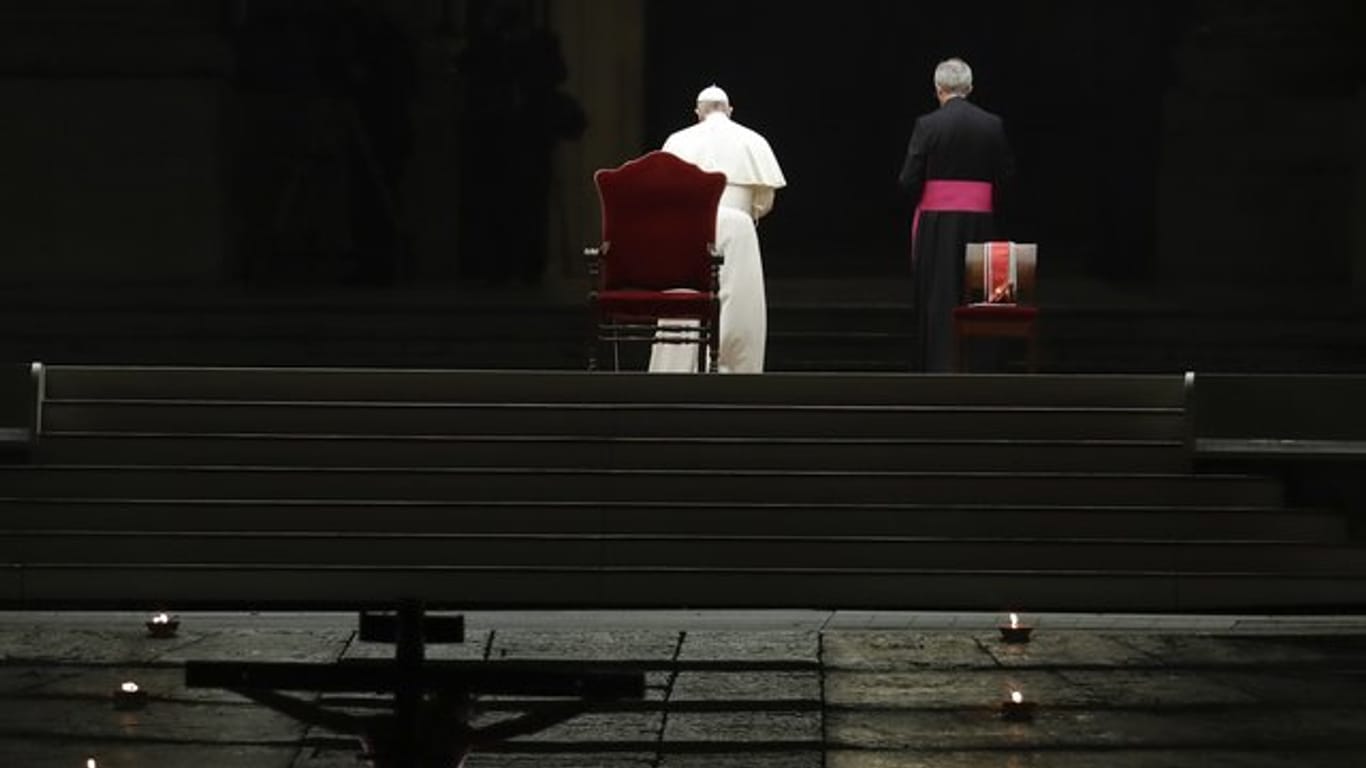 Papst Franziskus verlässt nach der Prozession den leeren Petersplatz.
