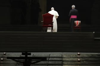 Papst Franziskus verlässt nach der Prozession den leeren Petersplatz.