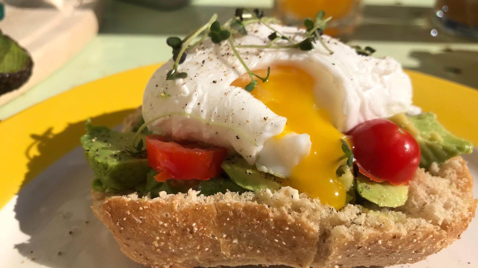 Pochiertes Ei mit Avocado und Tomate aus Toast, selbst gemacht.