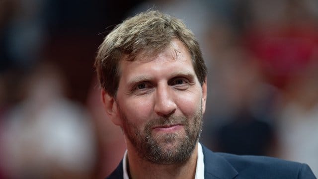 Während der Coronavirus-Pandemie als Heimlehrer gefragt: Dirk Nowitzki. Während der Coronavirus-Pandemie als Heimlehrer gefragt: Dirk Nowitzki.