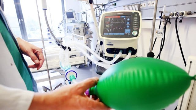 An einem Intensivbett für Corona-Patienten zeigt ein Arzt, die Funktionsweise eines Beatmungsgerätes. An einem Intensivbett für Corona-Patienten zeigt ein Arzt, die Funktionsweise eines Beatmungsgerätes.