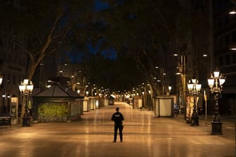 Ein katalanischer Polizist mitten auf der Straße La Rambla in Barcelona.